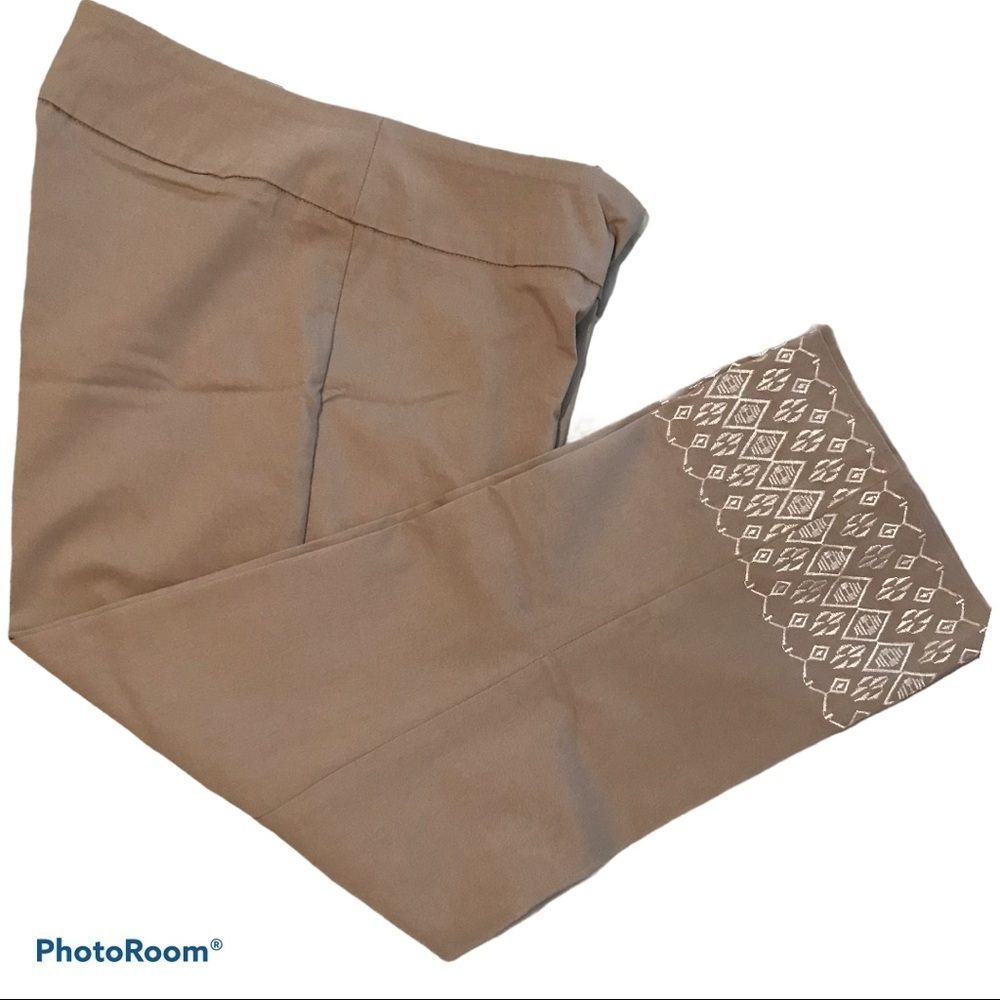 NWT  Dana Bachman Slimming Mid Rise Pull On Capri Embroidered Hem S